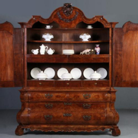 Antieke kast / Hollands Rococo wortelnoten kabinet  met openslaande knieën ca. 1750 (No.652656)