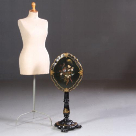 Antieke bijzettafels / wijntafel / Frans tilttop tafeltje in zwart laque ca. 1855 met bloemen en pauwen (No.721330)