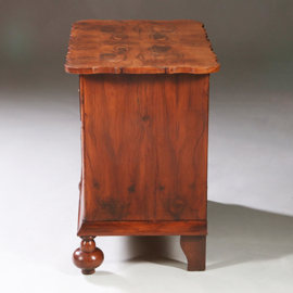 Olijfhouten orgelgebogen commode rondom geschulpt ca 1715 (No.971720)