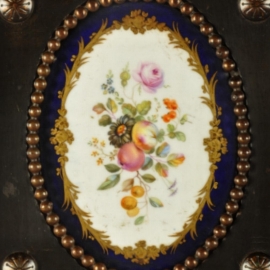 Antieke kast / Table cabinet / Fraai tafel kastje Victoriaans zeer fijn beschilderde porceleinen plaquette (No.631052)