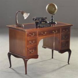 Antieke bureaus / Engels damesbureau ca.  1910  rood leer, "Warrings & Gillow" (No.151232)