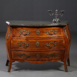 Antieke commode / Grote gebombeerde Commode ca 1770 notenhouten met brons beslag (No.780144)#