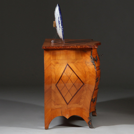 Gebombeerde blonde transition commode ca 1775  ruitvormig ingelegd (No.962665)