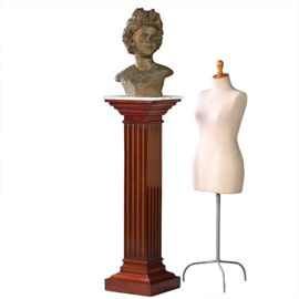 Zeer hoge pedestal of zuil in mahonie met wit warmer goudkleurige cannelures (No.922865)