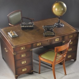 Antieke bureaus / Partners campaign desk / military desk met groen leer en messing beslag niet antiek (No.711361)