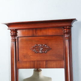 Smalle biedermeier mahoniehouten schouwspiegel ca 1820 met zuilen (No.270135) - Hoogte  1.28 m.