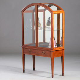Unieke satijnhouten vitrine met halfronde glazen bovenkant ca 1900  (No.232010)