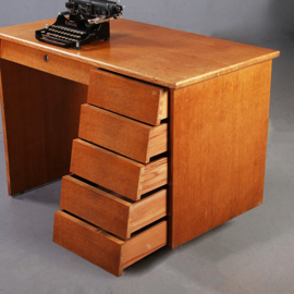 Klein blond vintage bureau met schuine ladenfronten mid century (No.960405)