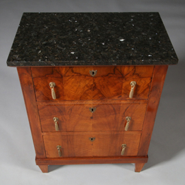 Strakke kleine commode ca 1800 met twinkelend marmer blad (No.962645)