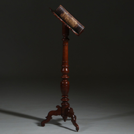 Essenhouten Lezenaar of bijbelstandaard ca 1890 het blad geschulpt en met leer belegd. (No.260625)