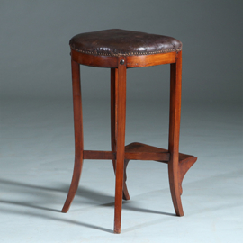 Antieke kruk ca 1810 op 4 sabelpoten met voetenplank het leer prachtig doorleefd  (No.740445)
