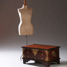 Kleine koloniale Compagniekist of documentenkist met alarmbel in het slot ca 1700 (No.211720)