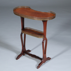 Niervormige etagiere of bijzettafel met messing rand en zonmotief  ca 1900 (No.422445)