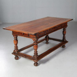 Antieke tafel / Hollandse  doorleefde notenhouten tafel ca. 1690 (No.752838)