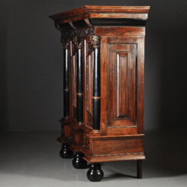 Antieke kast / Hollandse kolommenkast  in palissander met ebbenhout ca. 1700 met geheimevakjes (No.432231)