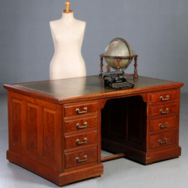 Antieke bureaus / Bureau met groen leer en dichte achterzijde ca. 1875 in eiken met worteleik (No.781993)