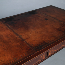 Strakke partnerschrijftafel met zwierig inlegwerk en prachtig doorleefd leer ca 1890 (No.450335)