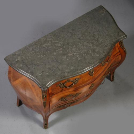 Antieke commode / Grote gebombeerde Commode ca 1770 notenhouten met brons beslag (No.780144)#