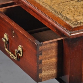 Antieke bureaus / Engelse schrijftafel met licht groen leer en 3 laden (No.692301)