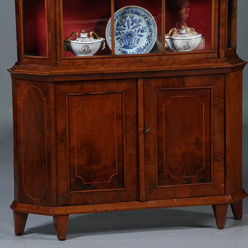 Elegante ondiepe Zilverkast of Porseleinkast wortelnoten ca 1750 rococo (No.300245)