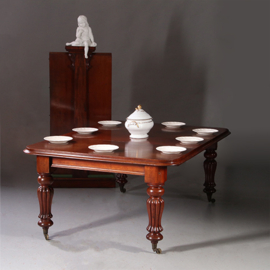 Doorleefde Victoriaanse pull out table met bijbehorende piedestal-vormige tafelbladenhouder (No.973110)