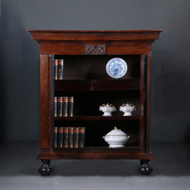 Kleine donker palissander pastoorskast  ca 1700 met cherubijnen (No.422420)