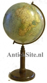 Antiek varia / wereldbol / Aardglobe op houten voet begin vorige eeuw (No. 98458)