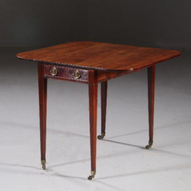 Antieke bijzettafels / Wandtafel Pembroke table mahonie ca. 1790 met lade (No.820865)