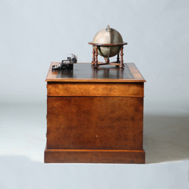 Bureau Engeland noten met wortelnoten en zwart leer ca 1910 (No.280340)