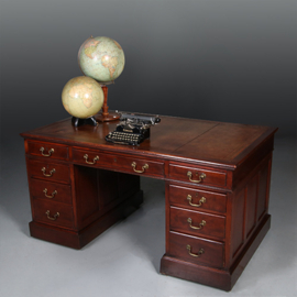 Massief mahonie bureau met leer ingelegd ca 1850 Engeland met 8 laden (No.461005)