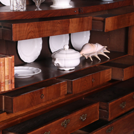 Majestueus kruisvoet kabinet met gewelfde kroon in noten met mahonie visgraat ca 1720 (No.991940)