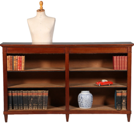 Lage brede open boekenkast in mahonie met zwart lederen biesjes ca 1910 (No.450355)