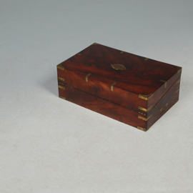 Mahonie schrijfkist  "Conradi" gepersonaliseerd ca 1850 met messing beslag inktpot en geheime vakjes (No.461555)