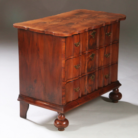 Olijfhouten orgelgebogen commode rondom geschulpt ca 1715 (No.971720)