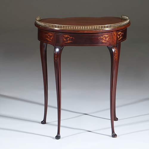 Niervormig latafeltje klein schrijftafeltje Frankrijk ca 1900 met lade inlegwerk en gegoten bronzen balustrade (No.301845)