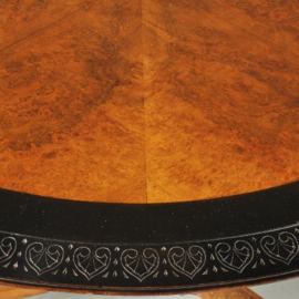 Antieke bijzettafels / Ronde Engelse tafel ca. 1880 in notenhout met zwart gepolitoerde rand. (No.441711)