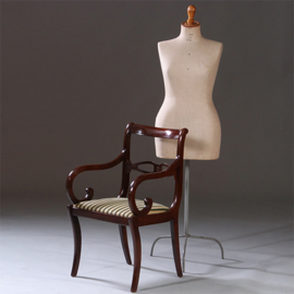 Fraai gebogen mahoniehouten Carver chair met gestreepte bekleding  ca 1950 (No.212830)