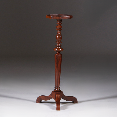 Gueridon of lampentafel ca 1735 notenhout fraaie patina( No.311410)