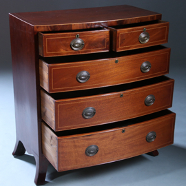 Commode met gebogen front bronzen ladentrekkers en ingelegde biezen ca 1830 (No.222115)