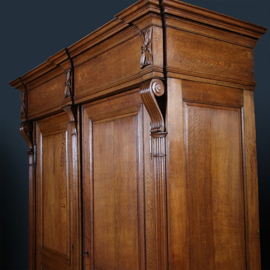 Franse eiken tweedeurskast op drie gestoken poten ca 1800 (No.960605)