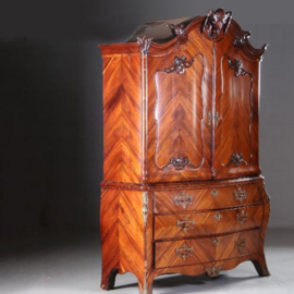Antieke kast / Hollands rozenhouten gebombeerd transition kabinet ca. 1780 met brons (No.582619)