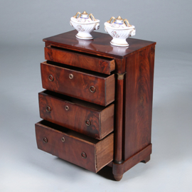 Opvallend kleine fraaie Hollandse Empire commode met 4 laden en 2 zuilen ca 1810  (No.431525)