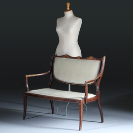 Bijzonder elegant bankje in Hepplewhite ca. 1880 incl. bekleding naar wens.  (No.291301)