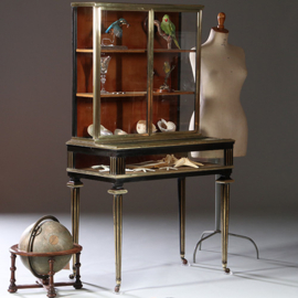 Pianovormige verzamelaars vitrine of display-cabinet in brons met zwart ca 1880 (No.950145)