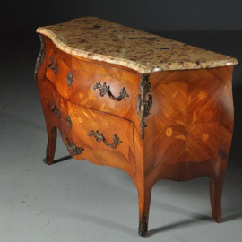 Antieke kasten / Gebombeerde notenhouten commode ca. 1920 met rijkelijk brons beslag (No.402558)