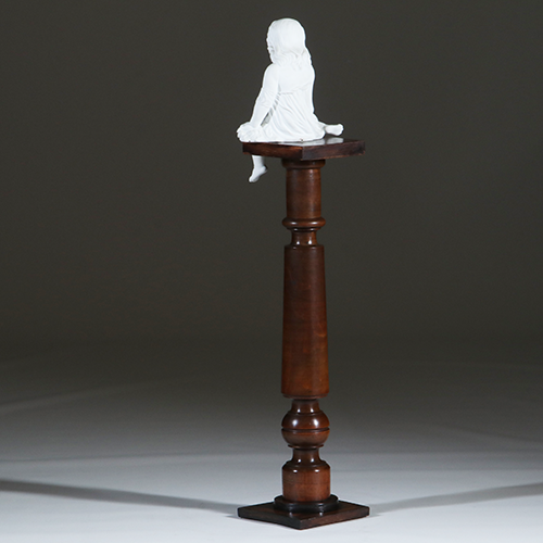 Strakke eenvoudige Piedestal of zuil ca 1900 in fraai doorleefde kleur (No.301825)