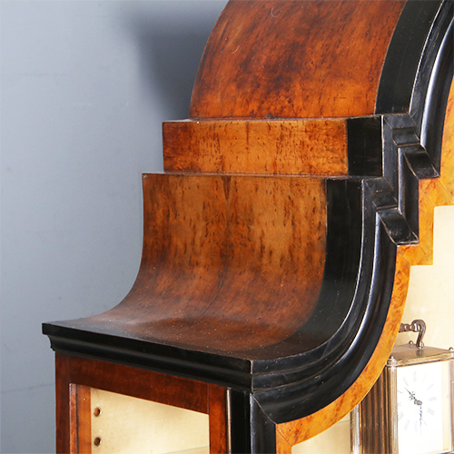 Art Deco Vitrine noten met wortelnoten en zwart gepolitoerde accenten  (no.311005)