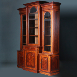 Bibliotheekkast 2,60 m hoog  met 6 deuren en dubbel break front ca. 1880 facet geslepen glas (No.222195)