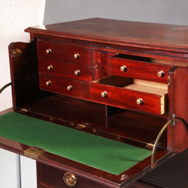 Engelse 18e eeuwse commode met schrijflade en veel kleine laden (No.982260)