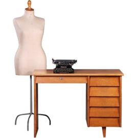 Klein blond vintage bureau met schuine ladenfronten mid century (No.960405)